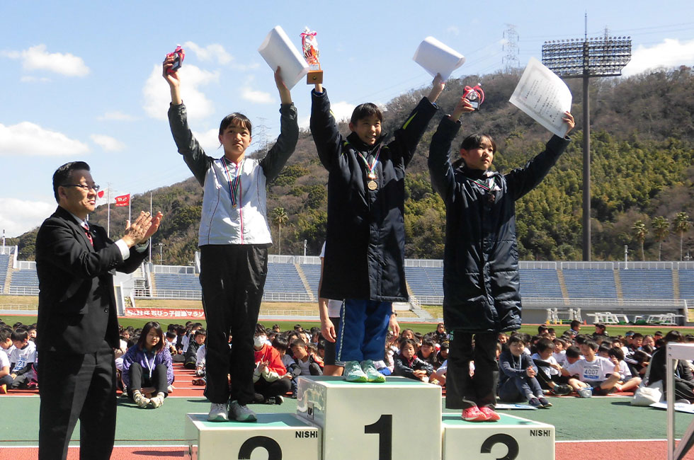 6年女子表彰。久保さんが10分52秒で初優勝。