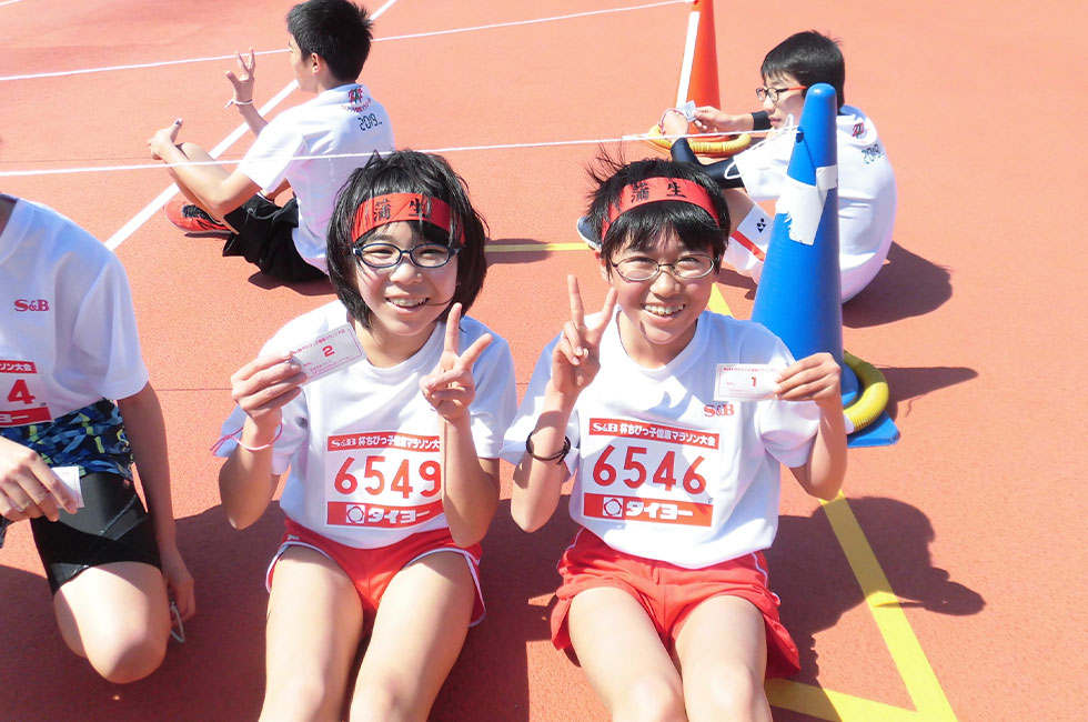 6年女子は上さん（右）が10分45秒で初優勝、左は2位の石畑さん。