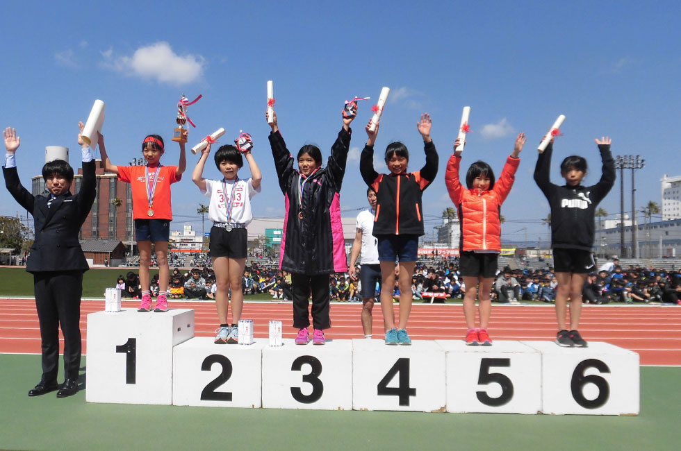 3年女子表彰。新名さんが7分59秒で3連覇達成。