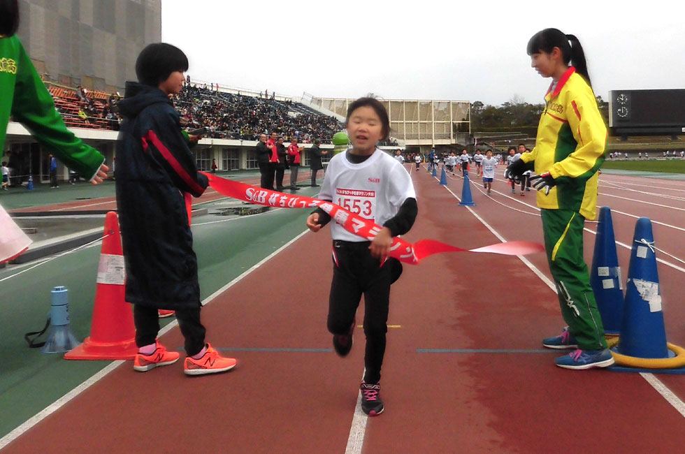 1年女子は竹部さんが6分57秒で優勝。