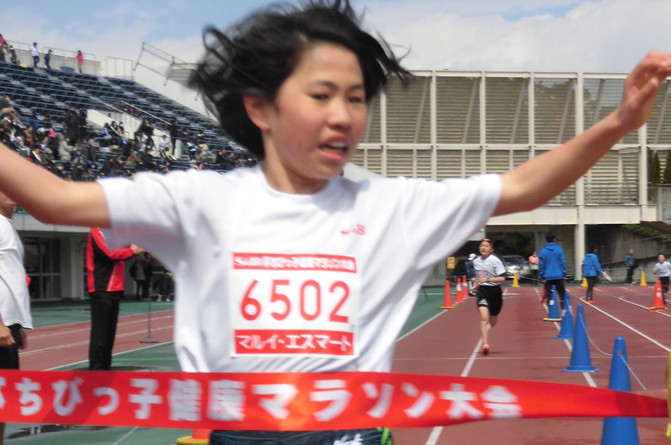 6年女子は森本さんが10分54秒で初優勝。