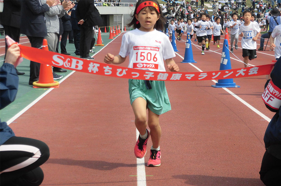 1年女子は小林さんが6分44秒の好記録で優勝。