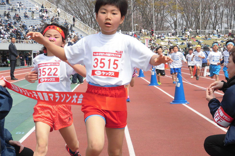 3年女子は三巻さんが接戦を制し、7分56秒の好記録で優勝。