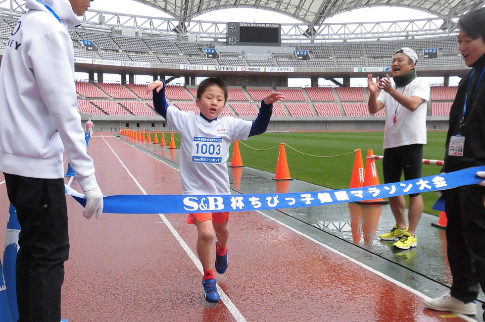 1年男子は真島くんが6分23秒の好記録で優勝。