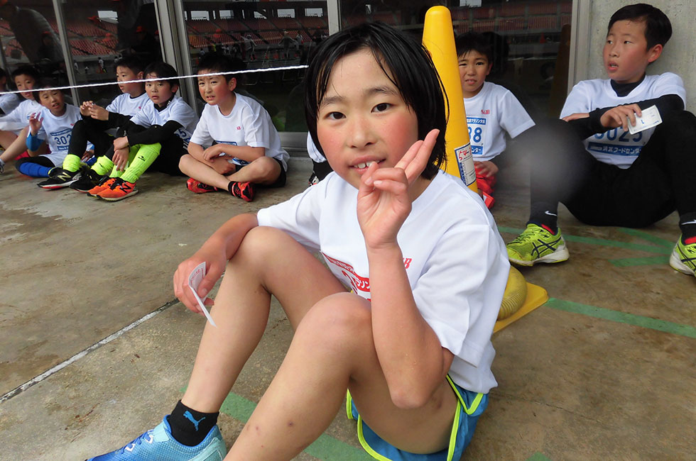 3年女子は柄澤さんが8分14秒で連覇達成。