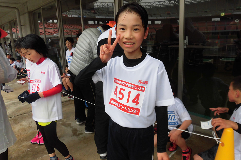 4年女子は石田さんが8分21秒で連覇達成。