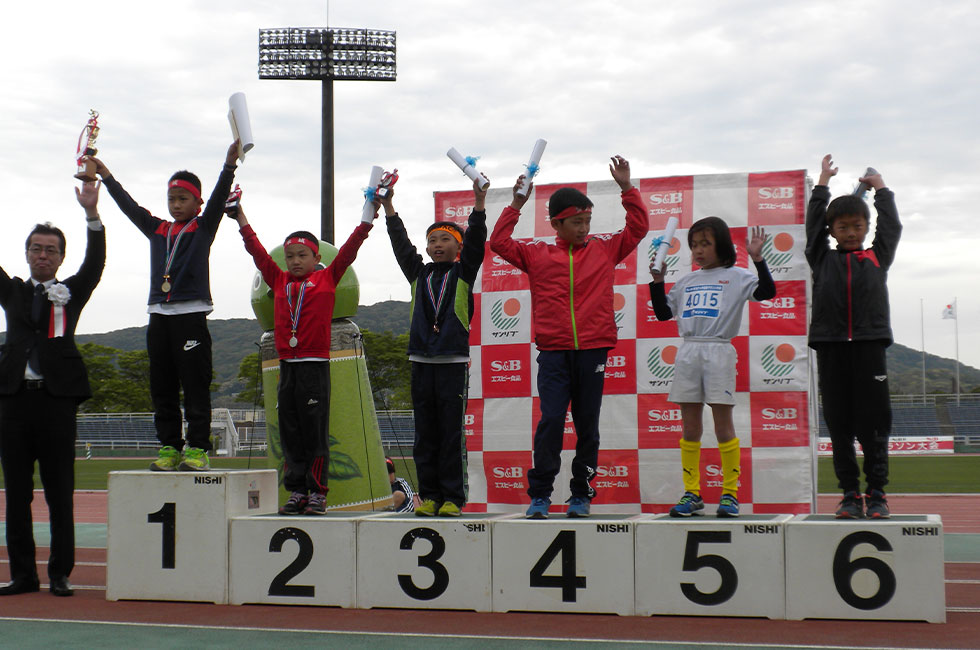4年男子は佐藤くんが4連覇。2位日高くん、3位三浦くんでした。