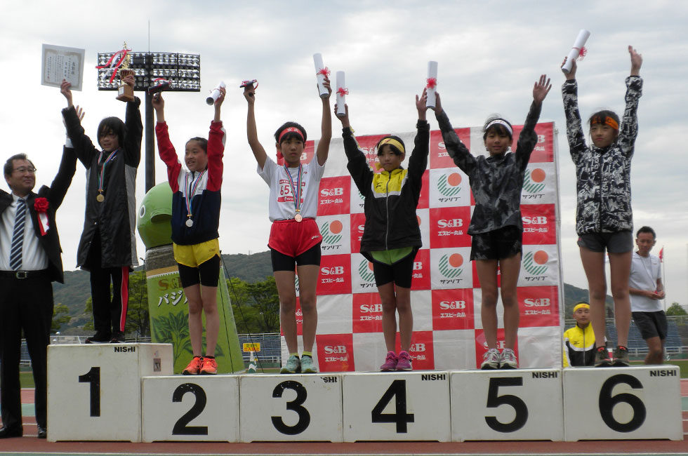 6年女子は吉田さんが初栄冠。2位原田さん、3位梅崎さんでした。