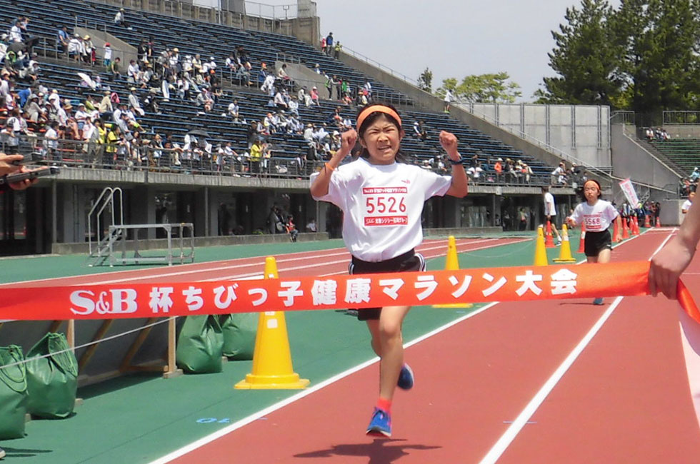 5年女子は梅澤さんが11分28秒の好記録で優勝。