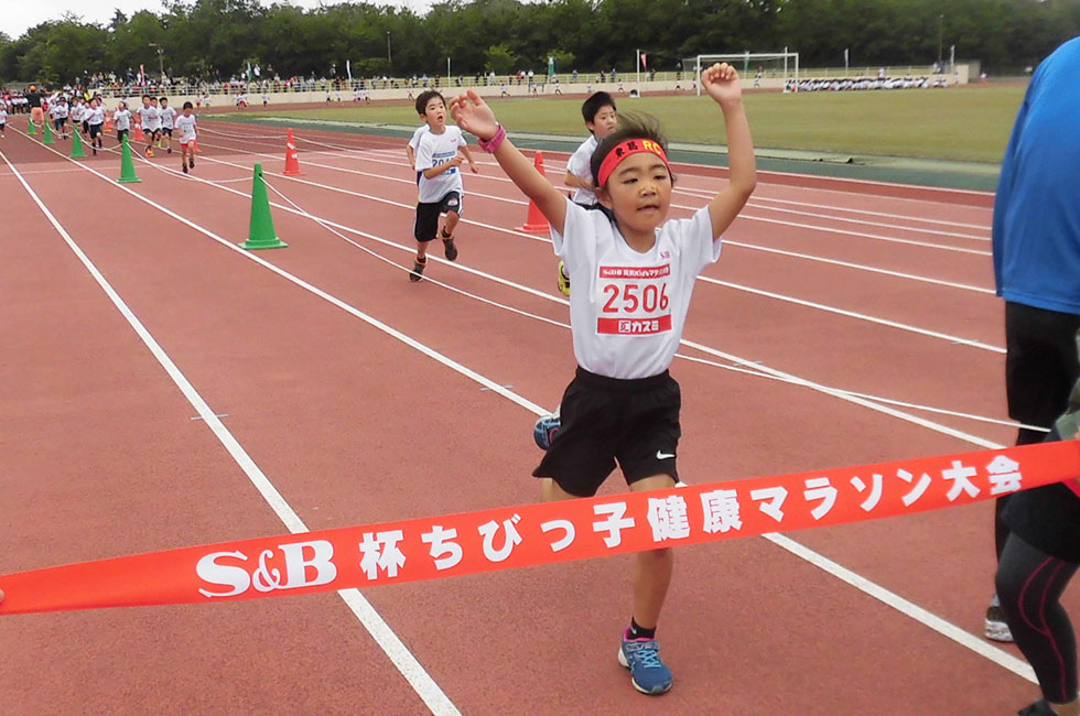 2年女子は利根川さんが6分10秒で優勝。