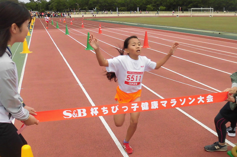5年女子は長島さんが11分2秒で4度目のV。
