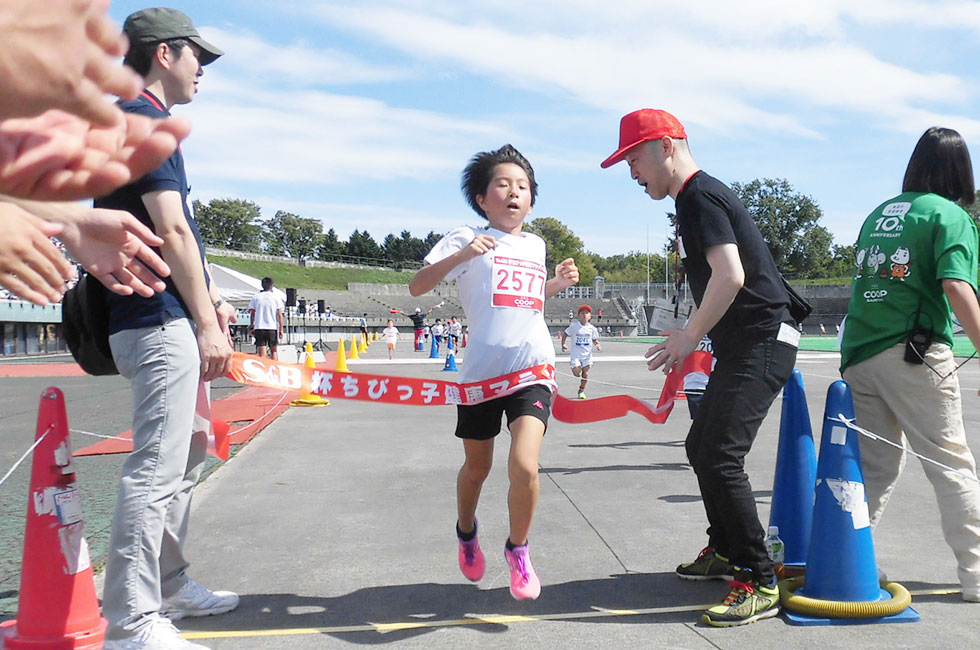 2年女子は大西さんが6分9秒の好記録で優勝。