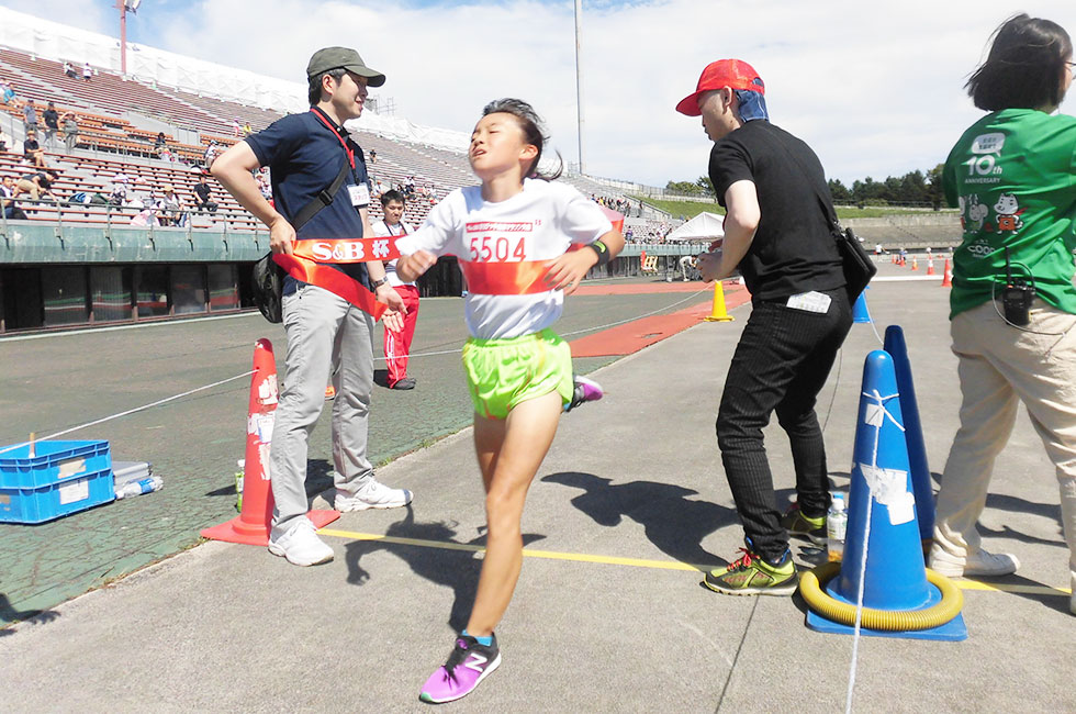 5年女子は宇都宮さんが10分58秒の好記録で初優勝。