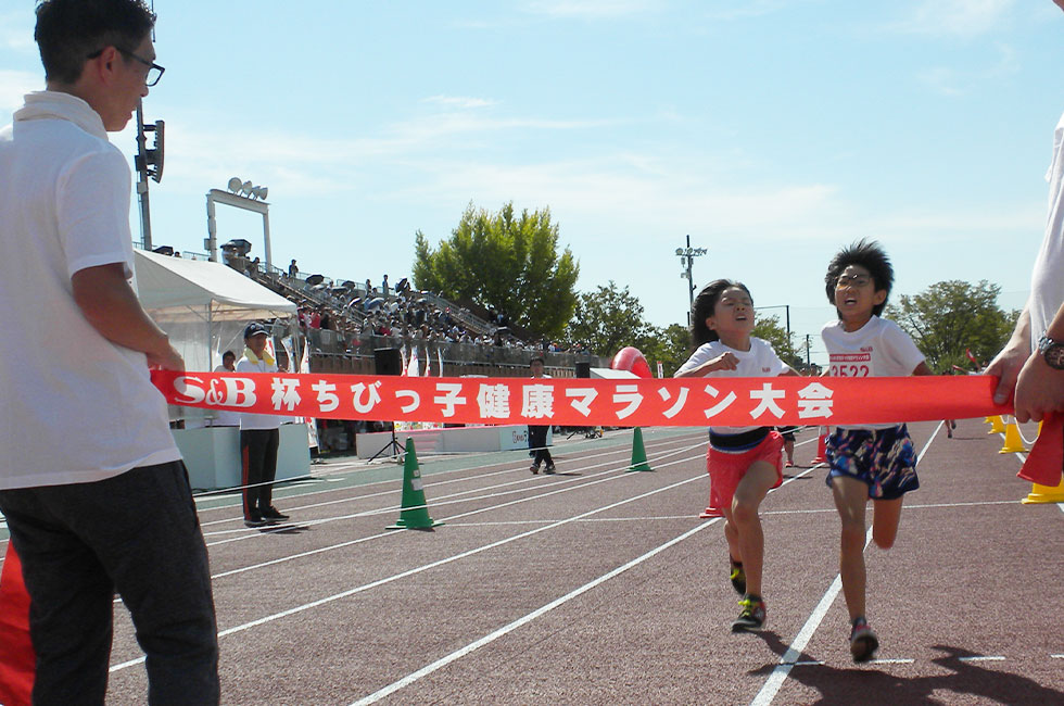 3年女子は須藤さん（右）が森谷さんとの接戦に勝利、連覇を達成。
