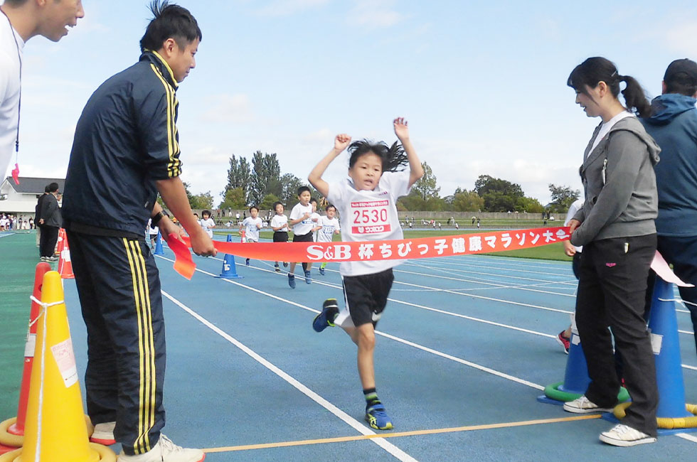 2年女子は金子さんが6分23秒の記録で優勝。