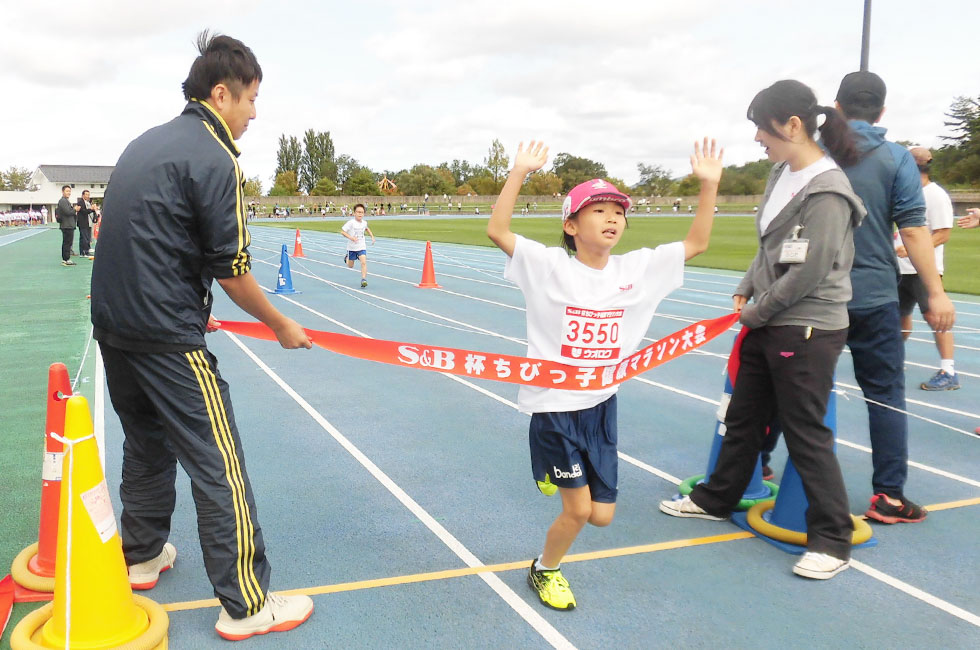 3年女子は海老名さんが7分52秒の好記録で連覇達成。
