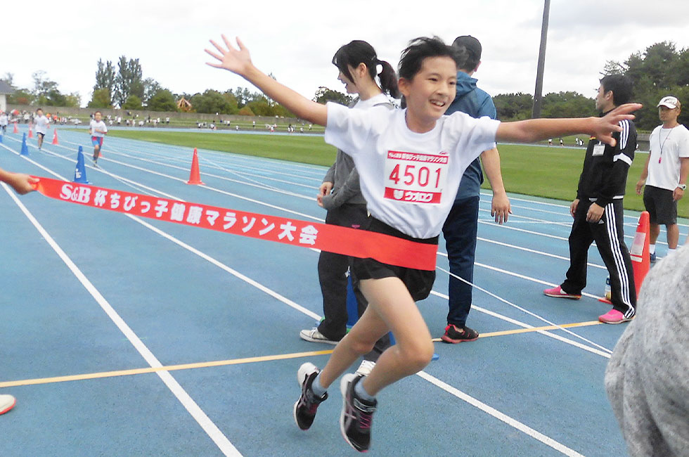 4年女子は吉井さんが7分49秒で連覇達成。