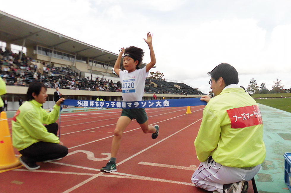 4年男子は遠藤くんが7分24秒の好記録で連覇達成。