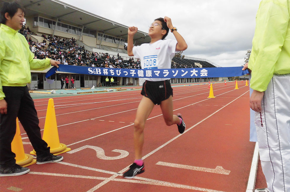 6年男子は松本くんが10分33秒で5度目のＶ。