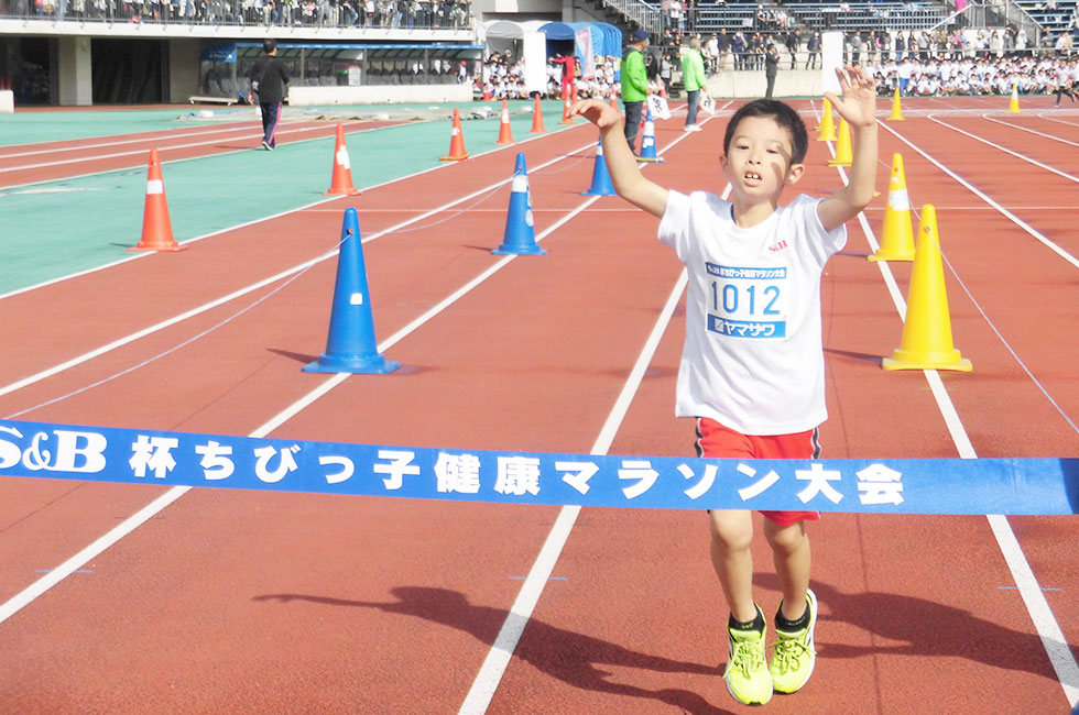 1年男子は田中くんが6分22秒で優勝。