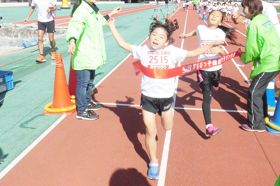 2年女子は接戦を制した田村さんが6分10秒で連覇達成。