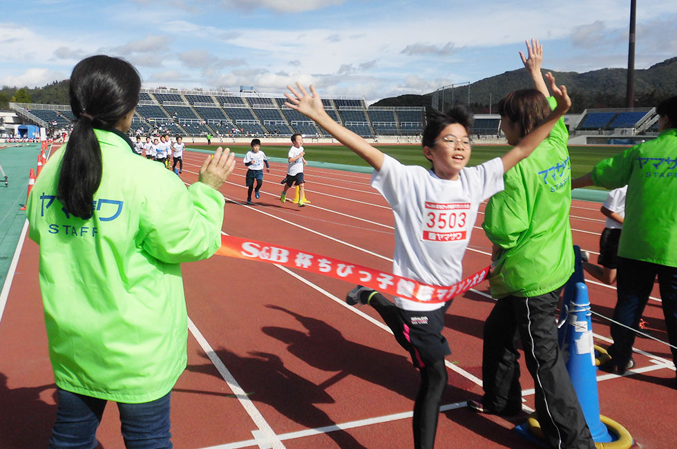 3年女子は牧さんが8分10秒で2度目の優勝。