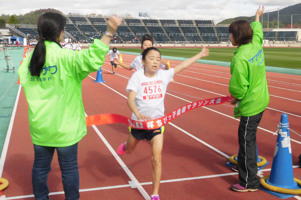 4年女子は髙橋さんが7分46秒で初優勝。
