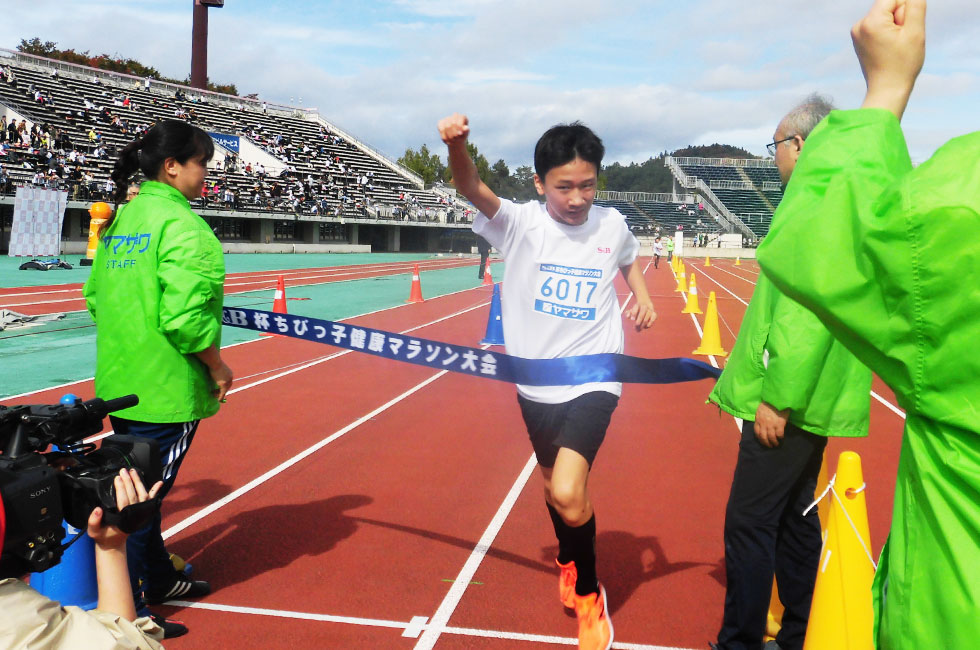 6年男子は古川くんが10分14秒で連覇達成。
