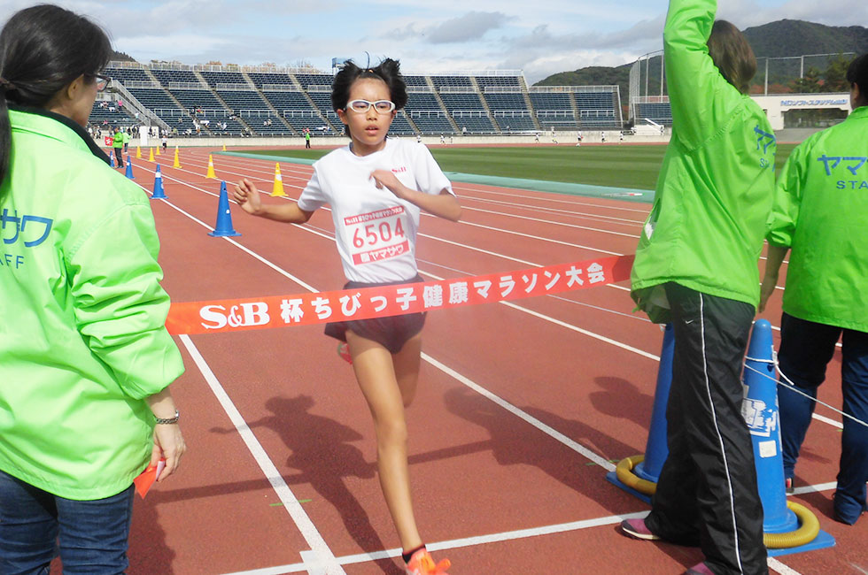 6年女子は大浦さんが山形大会新記録で連覇達成。