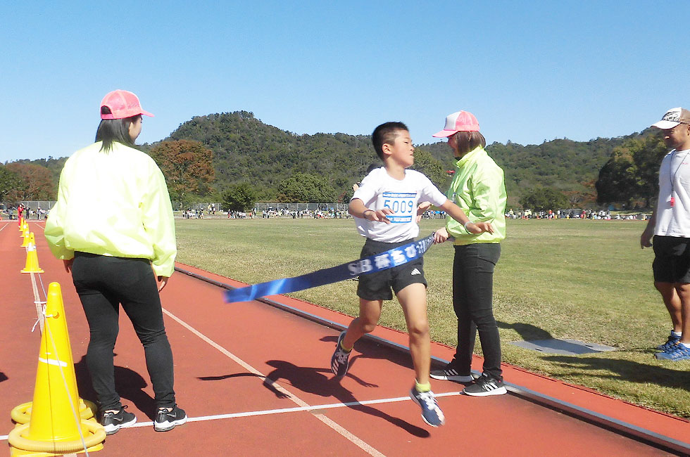 5年男子は岡部くんが10分43秒の好記録で初優勝。