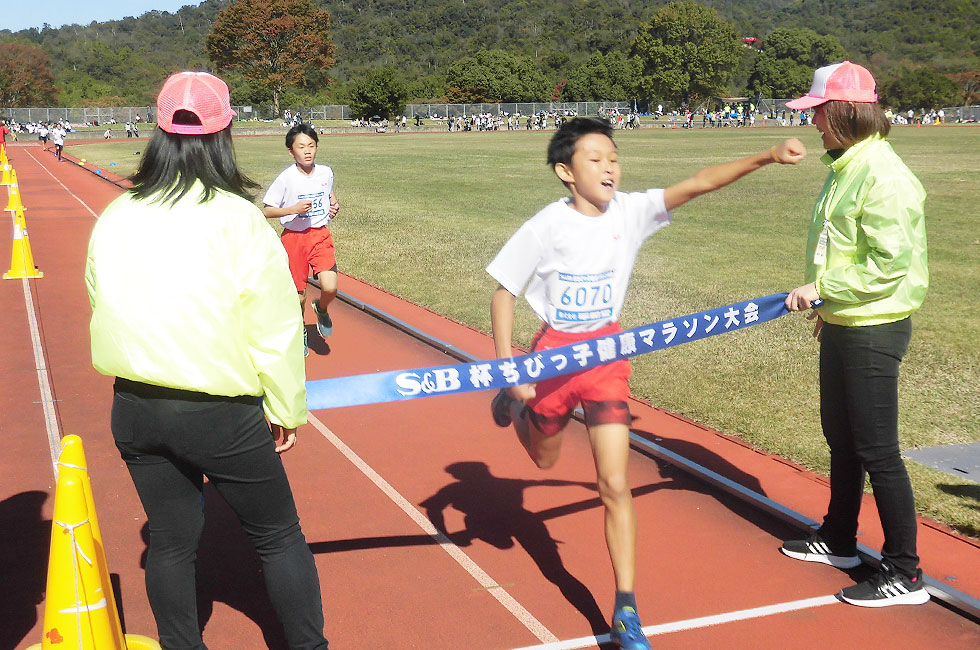 6年男子は伊勢村くんが10分47秒で3度目の優勝。