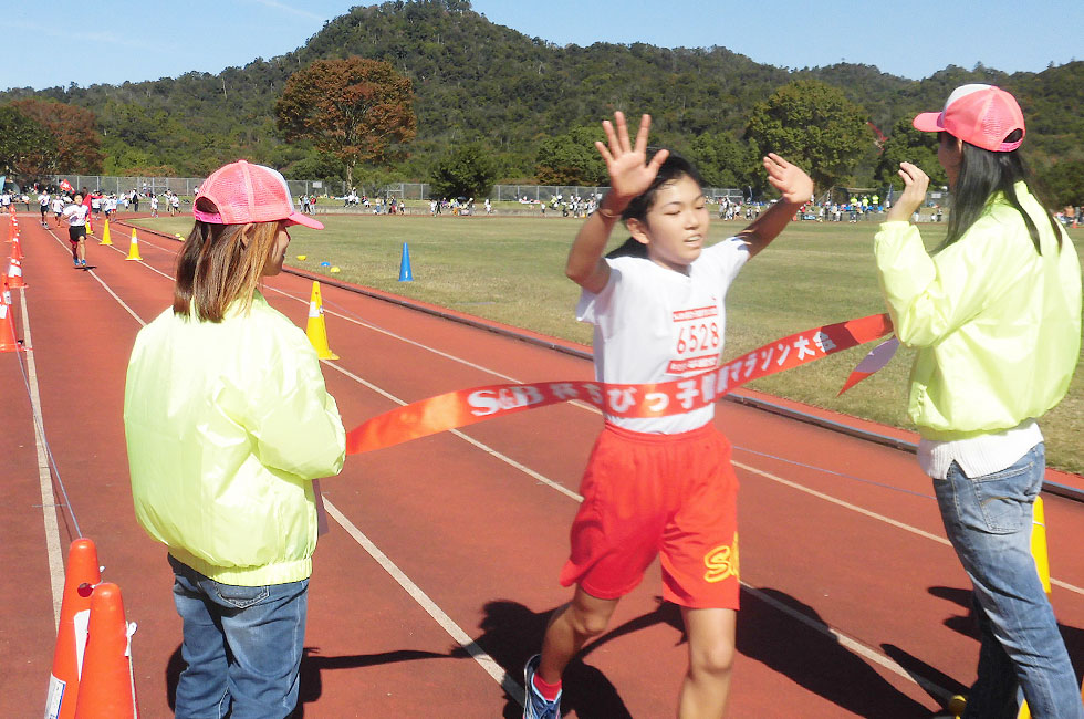 6年女子は荒生さんが12分00秒で3度目の優勝。