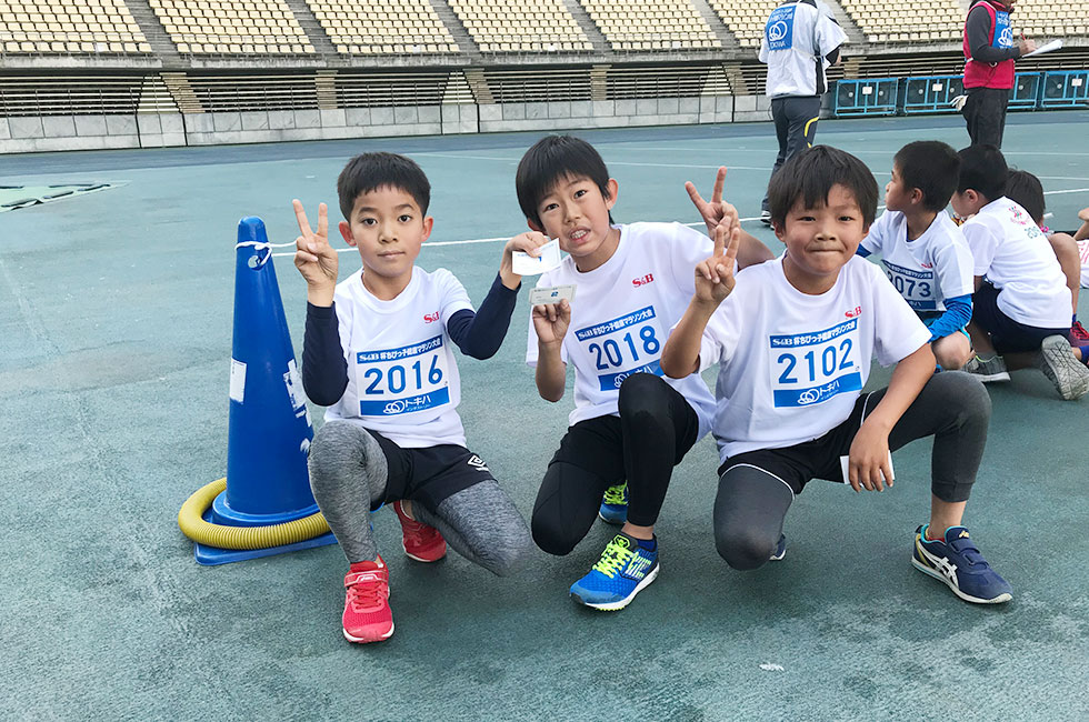 2年男子上位3人仲良くＶサイン、左から越川くん、麻生くん、牧野くん。
