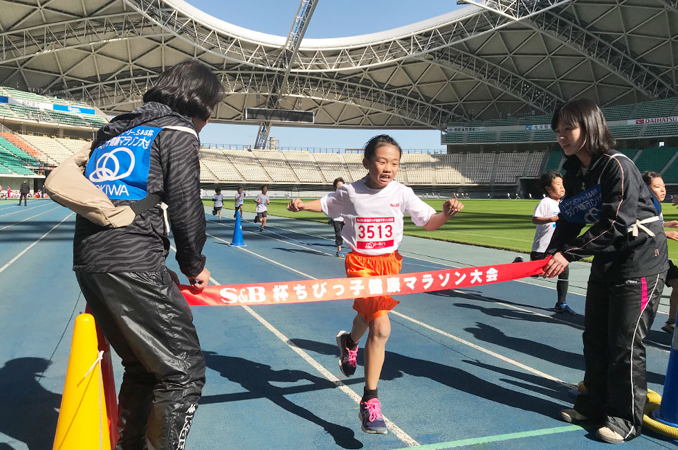 3年女子は白石さんが8分8秒で初優勝。