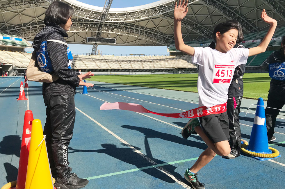 4年女子は利光さんが7分7秒の大分大会新記録で4連覇達成。