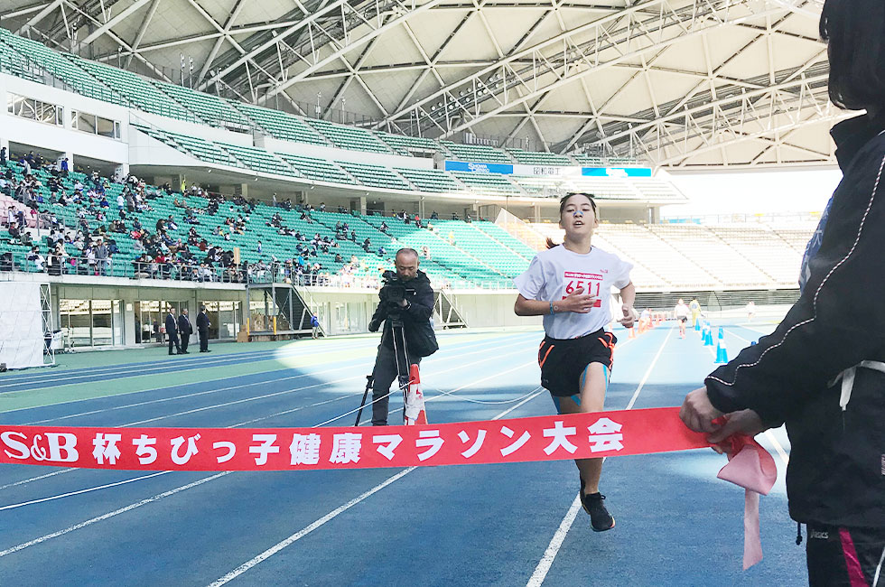 6年女子は酒井さんが11分11秒で4連覇達成。