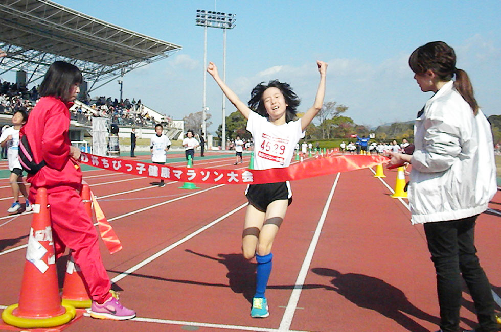 4年女子は加藤さんが鍋島さんとの接戦を制し連覇を達成。