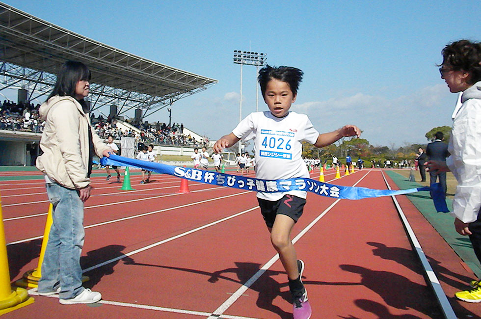 4年男子は西根くんが京都歴代2位の好タイムで初優勝。