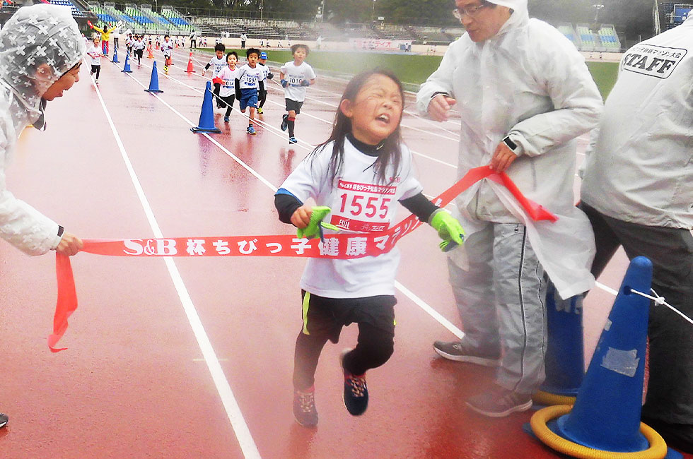 1年女子は齋藤さんが7分3秒で優勝。