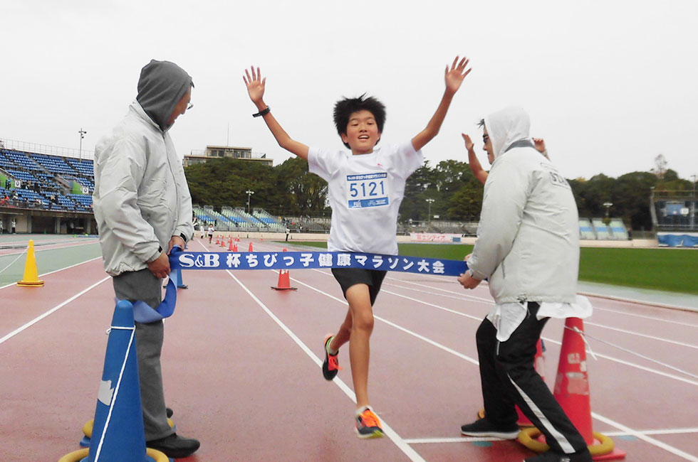 5年男子は井川くんが10分49秒で初優勝。