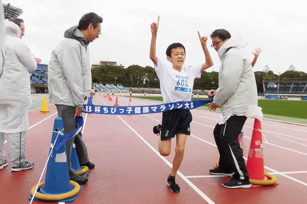 6年男子は伊藤くんが10分20秒で初優勝。