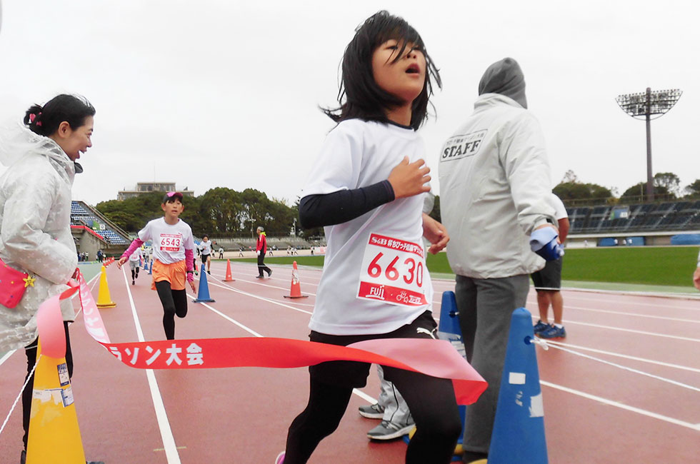6年女子は上原さんが11分43秒で2度目の優勝。
