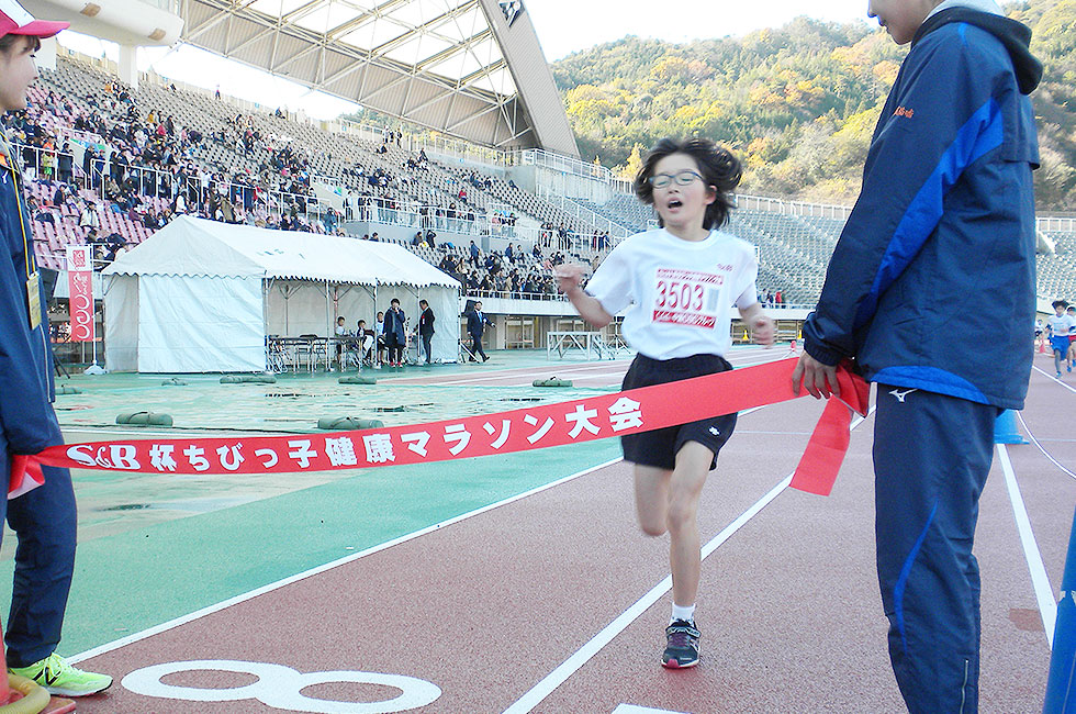 3年女子は川越さんがリードを保ち連覇。