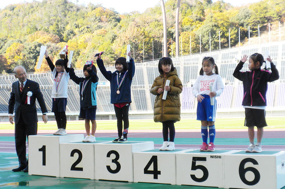1年女子は向井さんが好記録で優勝。2位は宮田さん、3位は小玉さんでした。