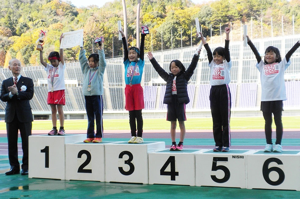 2年女子は内田さんが連覇。2位は泉さん、3位は春日さんでした。