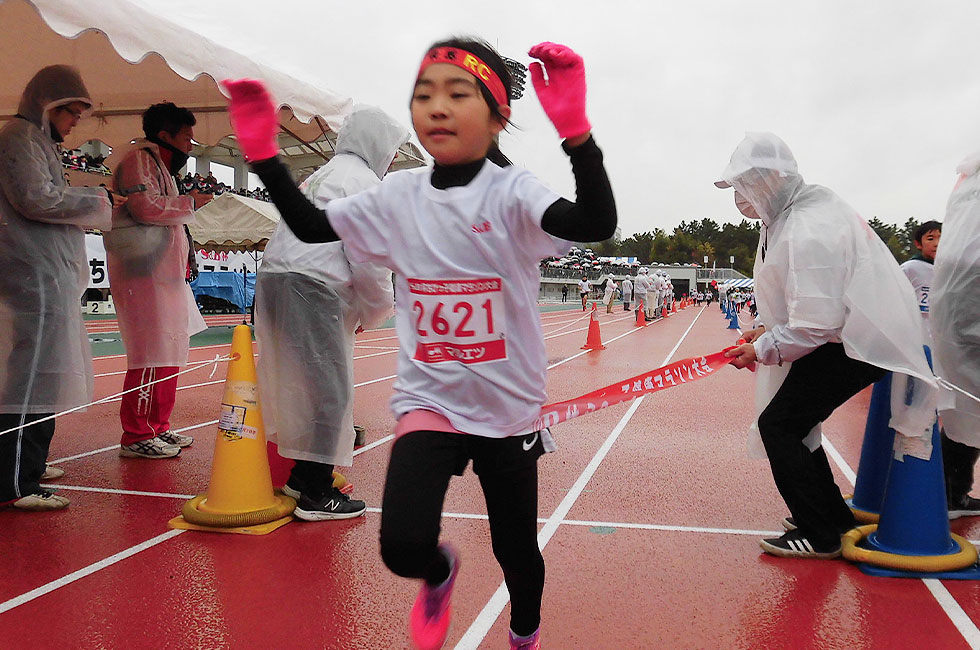 2年女子は利根川さんが5分57秒で連覇達成。