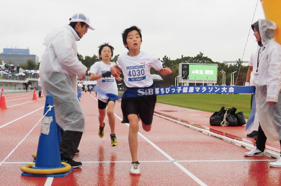 4年男子は梅田くんが7分7秒で初優勝。