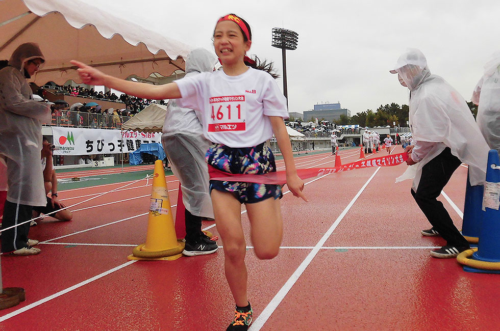 4年女子は長塚さんが7分10秒の好記録で初優勝。