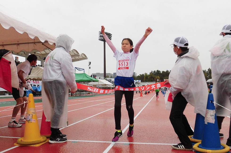 5年女子は井上さんが11分2秒で初優勝。