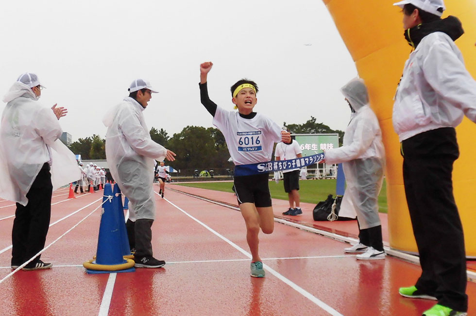 6年男子は市川くんが10分13秒で初優勝。